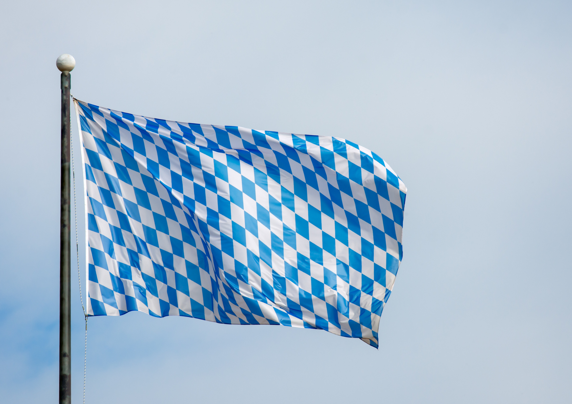 La veritable origine du logo BMW drapeau Cars Academie